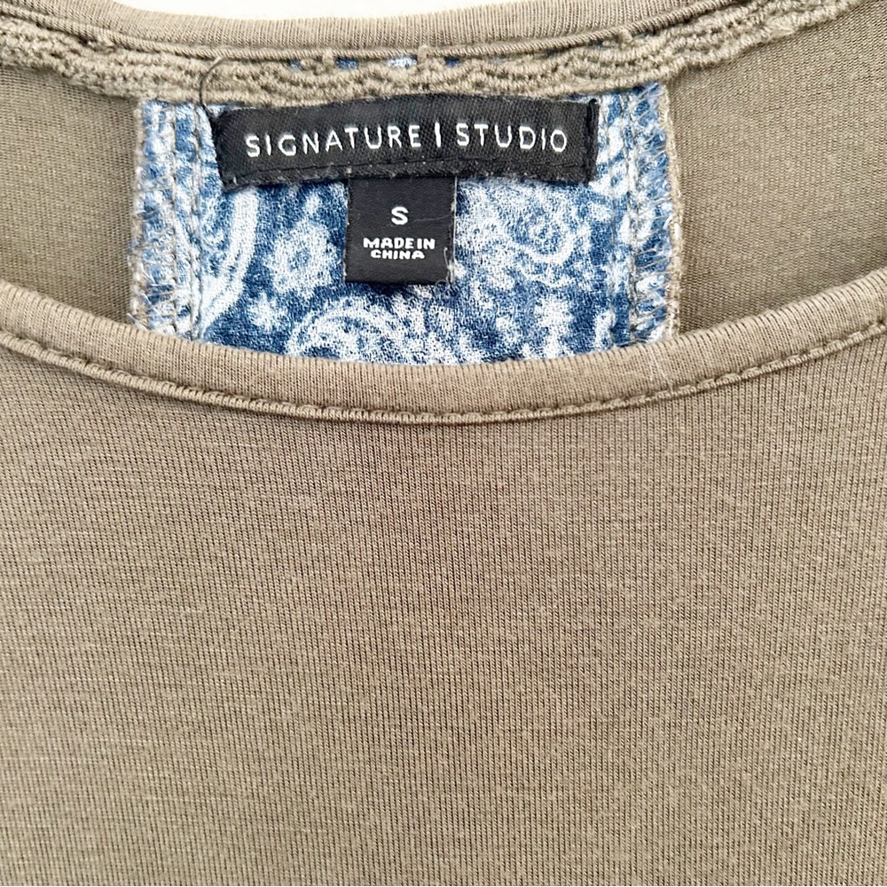 Signature Studio Lace-Up Back Bandanna Print Shirt Size S - Picture 5 of 6